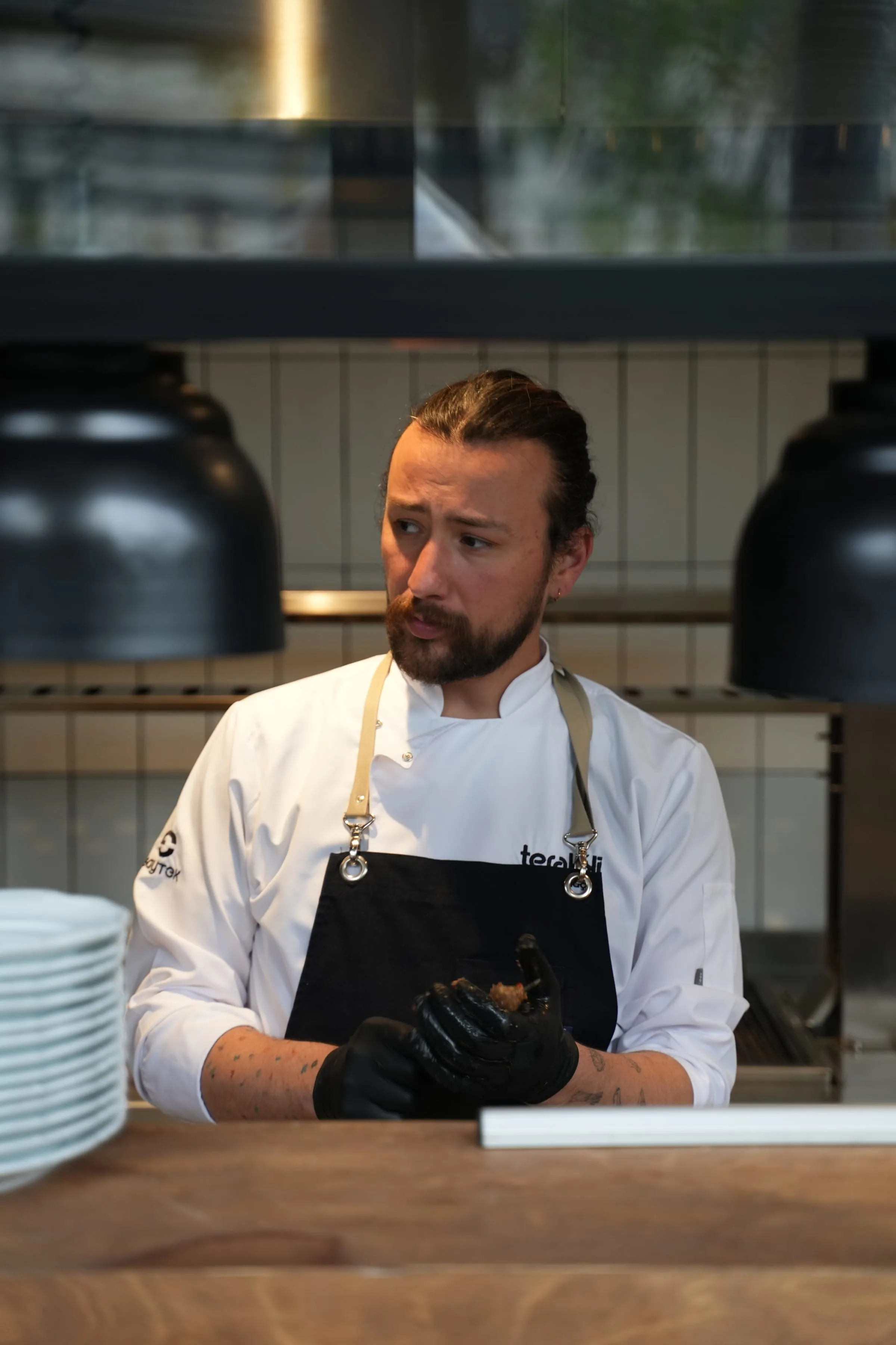 Terakki Alaçatı şefi açık mutfakta, Michelin önerisi Ege fine dining