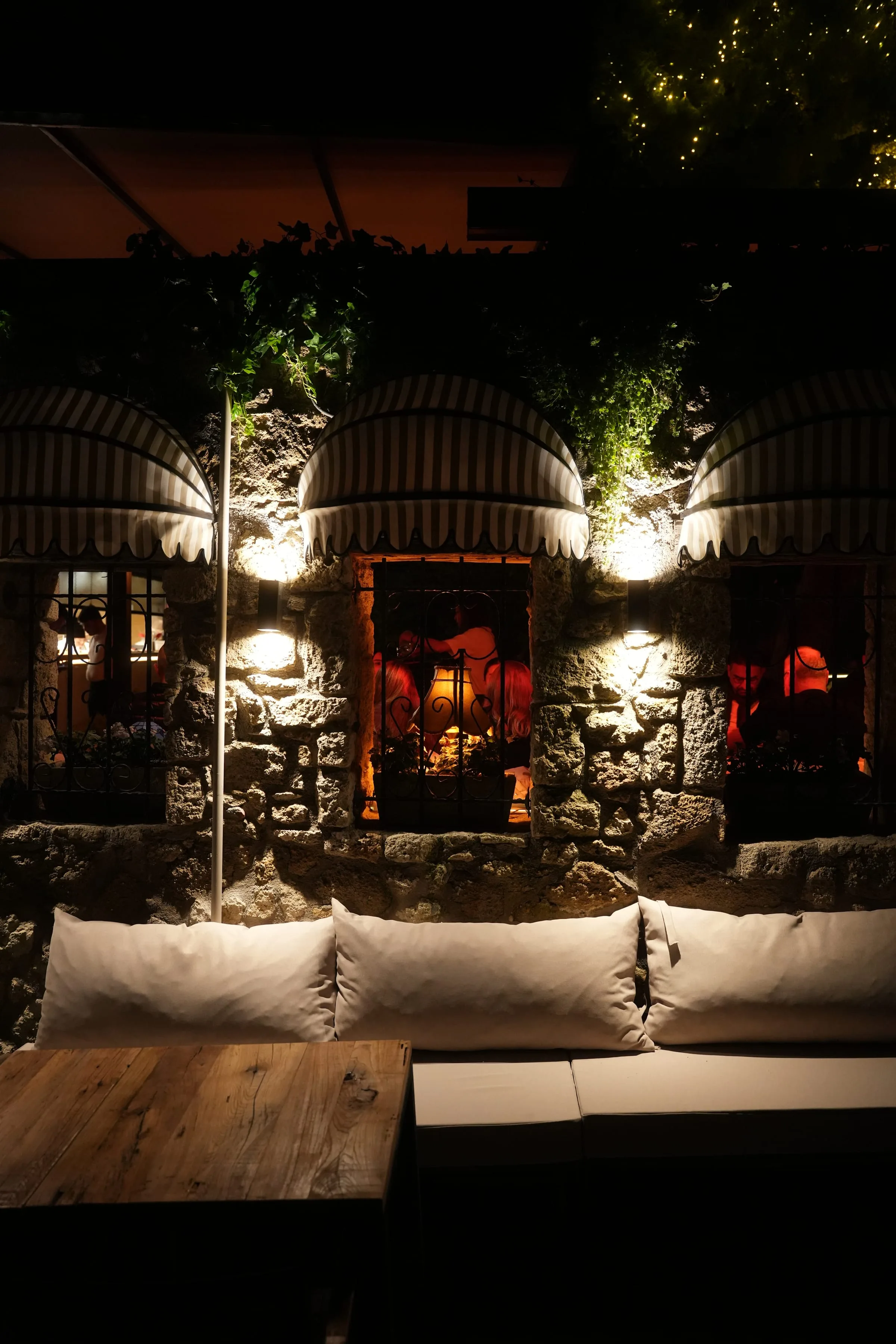 Terakki Alaçatı taş duvarlarının ardındaki amber ışıklı salon, Çeşme fine dining